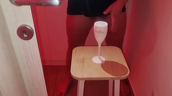 Assaggio di sborra moët & chandon e un calice di sperma versato da un bel cazzo italiano