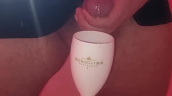 Assaggio di sborra moët & chandon e un calice di sperma versato da un bel cazzo italiano