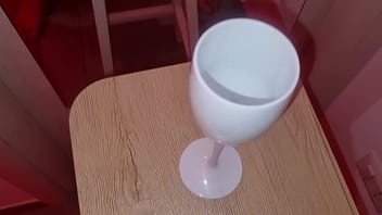 Assaggio di sborra moët & chandon e un calice di sperma versato da un bel cazzo italiano