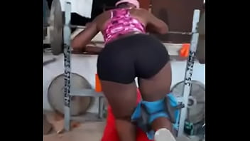 Mulatina mantendo a forma em casa