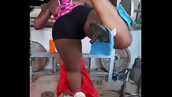 Mulatina mantendo a forma em casa