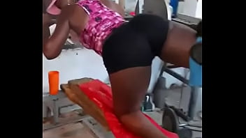 Mulatina mantendo a forma em casa