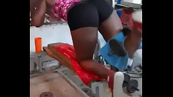 Mulatina mantendo a forma em casa