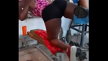 Mulatina mantendo a forma em casa