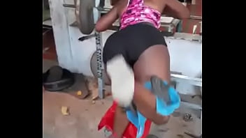 Mulatina mantendo a forma em casa