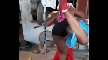 Mulatina mantendo a forma em casa