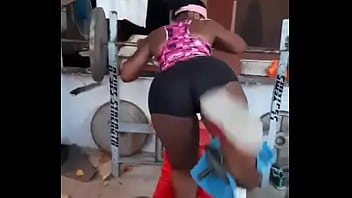 Mulatina mantendo a forma em casa