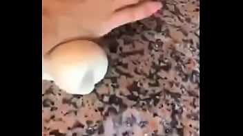 Hace una pizza cuando la filman semidesnuda