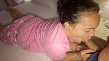 Cogiendome a mi hermanastra culona en perrito y me corro en su boca