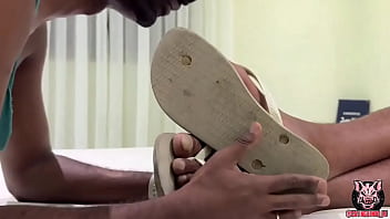 Esse puto veio da rua suado com pé suado pau suado daquele jeito #feet