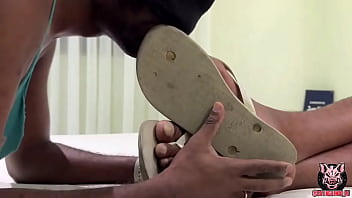 Esse puto veio da rua suado com pé suado pau suado daquele jeito #feet