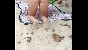 Peladinha na praia de levar pica