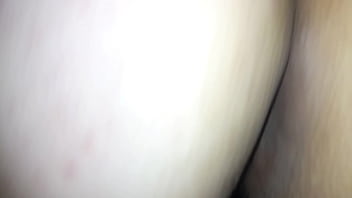 Mi perra se sienta en mi polla