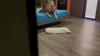 Latina de escuela se destroza el culo con un jueguete a la vista del pervertido de su padrastro anal amateur