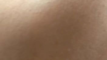 แตกในใส่รูหีและปากของเธอ