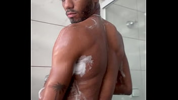 O safado tomando banho