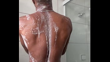 O safado tomando banho