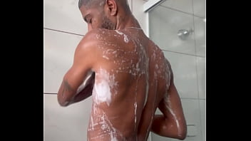 O safado tomando banho