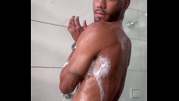 O safado tomando banho