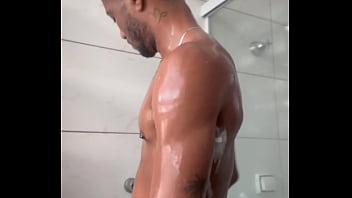 O safado tomando banho