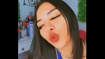 Anyuri en traje azul bailando