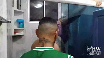 Casada puta evangelica chama eletricista para arrumar o chuveiro e fode com ele no banheiro com o corno manso em casa