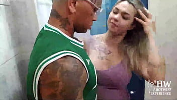 Casada puta evangelica chama eletricista para arrumar o chuveiro e fode com ele no banheiro com o corno manso em casa