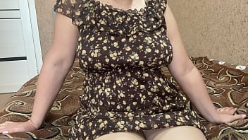 зрелая русская женщина красиво мастурбирует и кончает на камеру