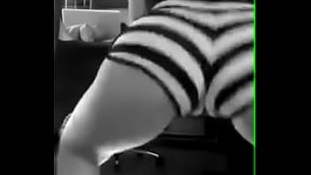 Candee comerio moviendo su culito