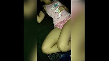 Me met&iacute; a su cuarto para tocarla en pijama sexo casero real completo