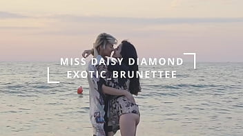 Outdoor sexi bobbies swimming in the sea 4k