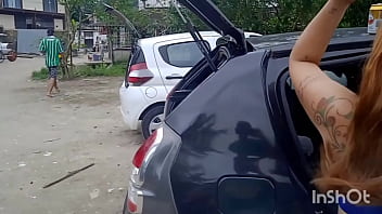 Ruiva na mata com marido arruma um cara pra chupar e ganhar leite na cara