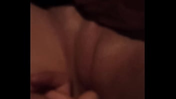 Novinha se masturbando no meu carro