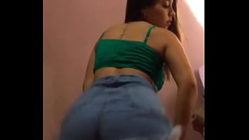 Novinha rebolando a bunda