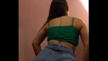 Novinha rebolando a bunda