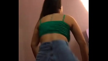 Novinha rebolando a bunda