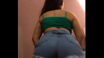 Novinha rebolando a bunda