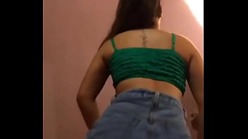 Novinha rebolando a bunda