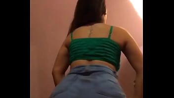 Novinha rebolando a bunda