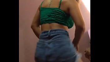 Novinha rebolando a bunda