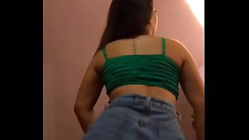 Novinha rebolando a bunda