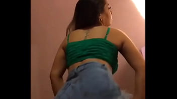Novinha rebolando a bunda
