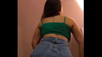 Novinha rebolando a bunda