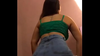 Novinha rebolando a bunda