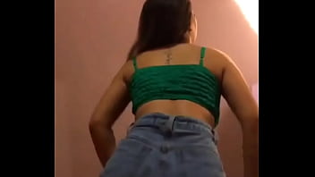 Novinha rebolando a bunda