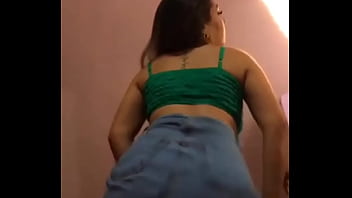 Novinha rebolando a bunda