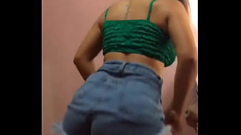 Novinha rebolando a bunda