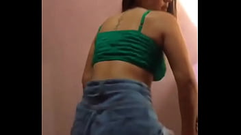 Novinha rebolando a bunda