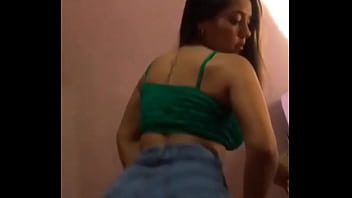 Novinha rebolando a bunda