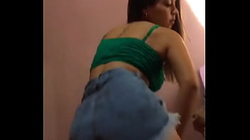 Novinha rebolando a bunda